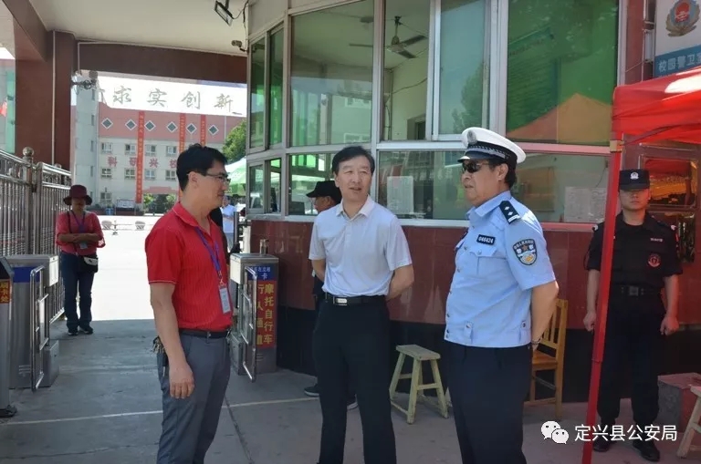 县公安局政委王亚和深入高考考点督导安保工作慰问执勤民警